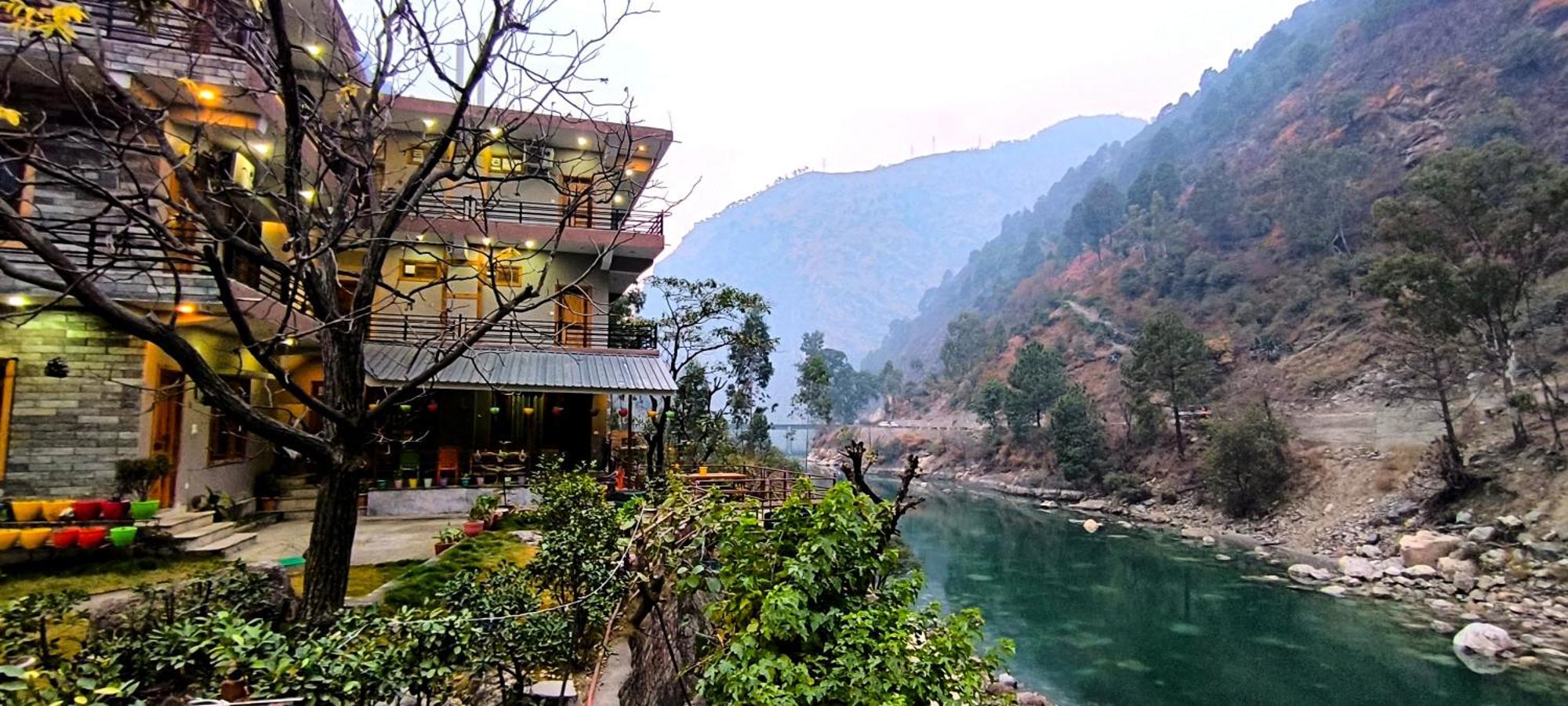 Tirthan Grand Riverside Banjar Экстерьер фото